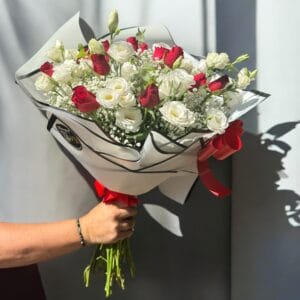 רגעים קסומים – זר פרחים מרהיב בצבעי אדום ולבן, המשלב ורדים טריים ואיכותיים לפרחים בלתי נשכחים. זרי פרחים רומנטיים ועדינים המיועדים לכל רגע מיוחד. זר ורדים באדום ולבן מושלם לאירועים, חגיגות ומתנות. הזמינו עכשיו את זר ‘רגעים קסומים’ ותיהנו ממשלוח פרחים מהיר ושירות מקצועי לכל מקום.