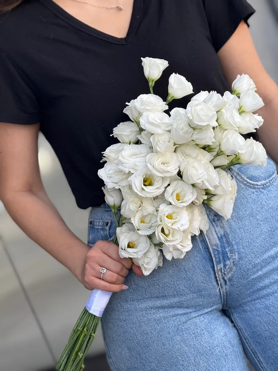 bouquet_white_lisianthus-900x1200